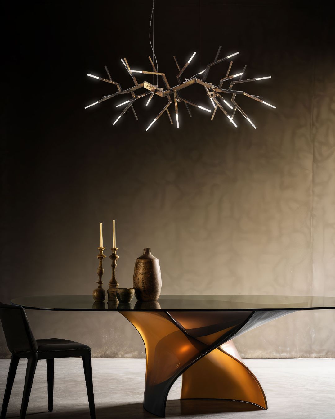 Sendinto aukso pakabainamas šviestuvas su daug šakelių, kaip koralas