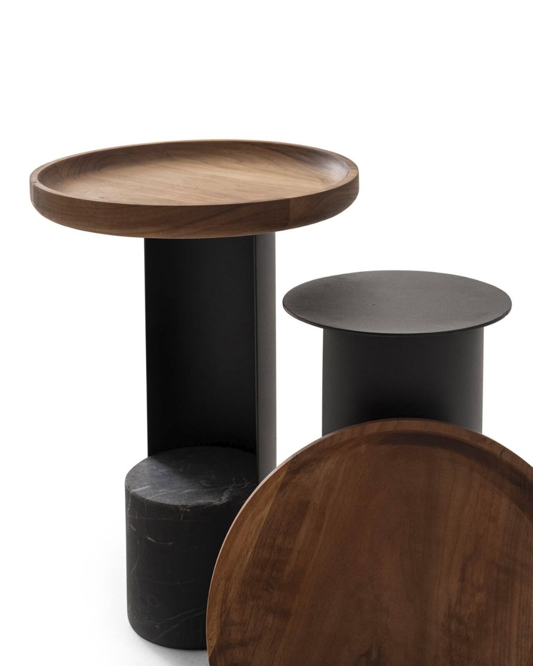 Minimalistinio dizaino RITZ šoniniai staliukai su apvaliu mediniu stalviršiu