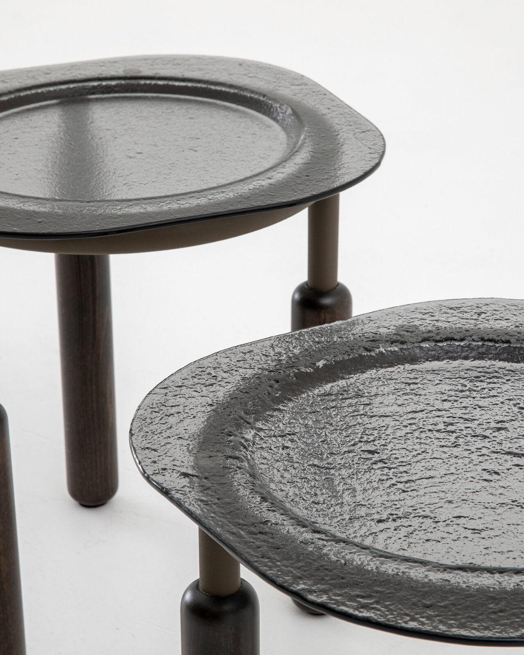 Ludo kavos staliukai - nuotrauka iš arti