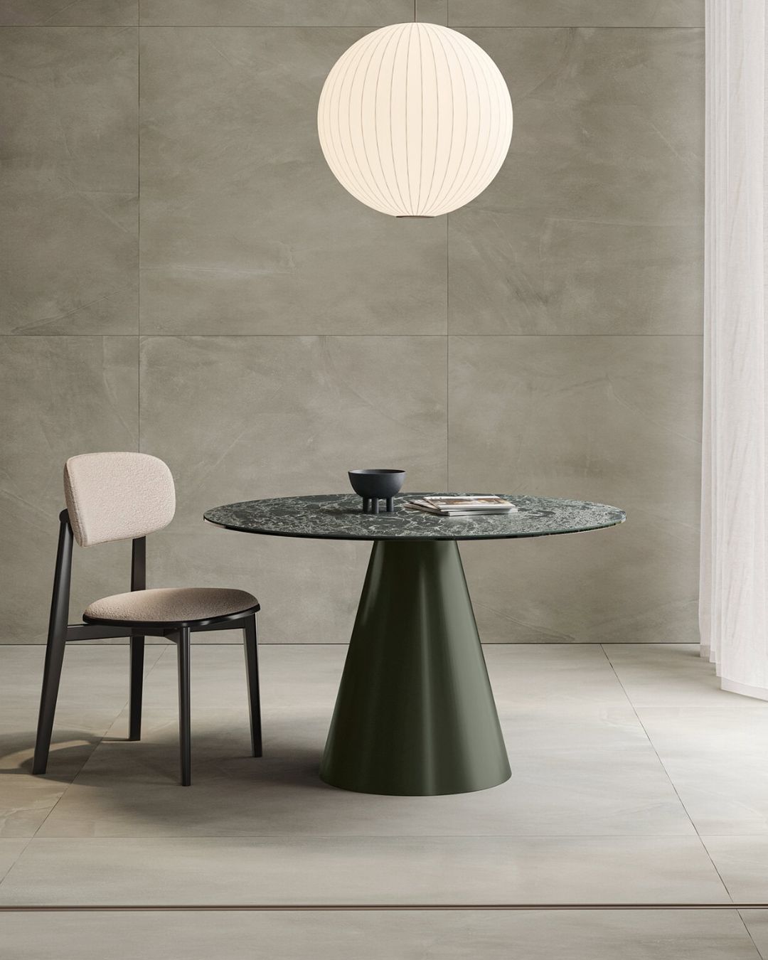Valgomojo stalas Agate su kūgio formos koja ir tamsiai žalios spalvos marmuriniu stalviršiu
