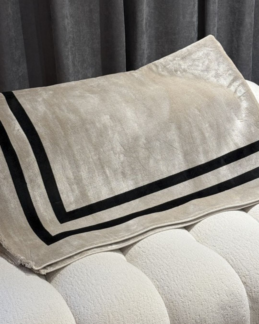 Klasikinis kreminės spalvos kilimas su juodais apvadais