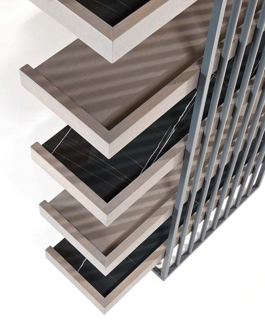 Modernaus dizaino knygų lentyna su metaliniu rėmu ir medinėmis lentynomis