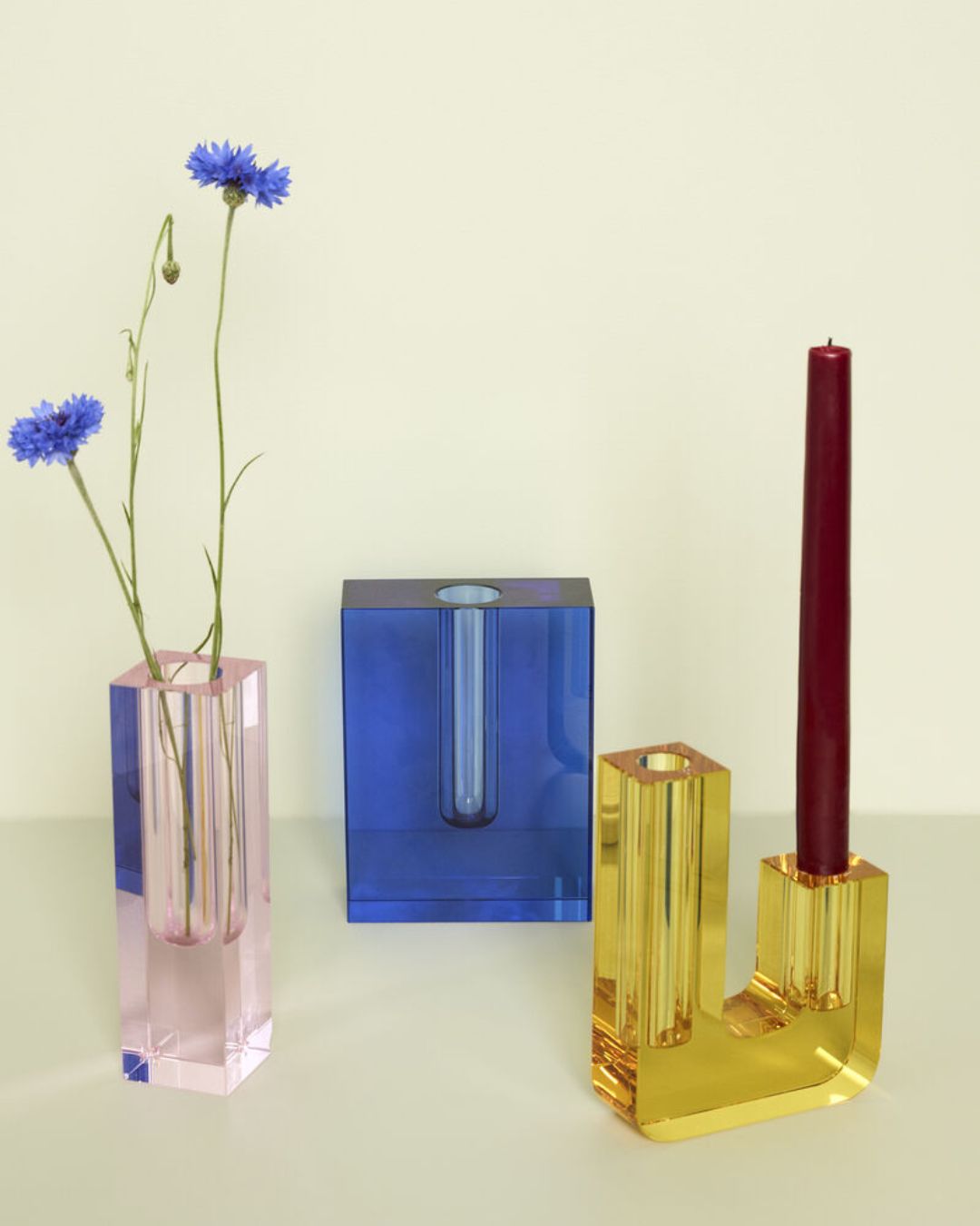 Stiklinė geltonos spalvos vazelė, skirta 2 gėlėms pamerkti