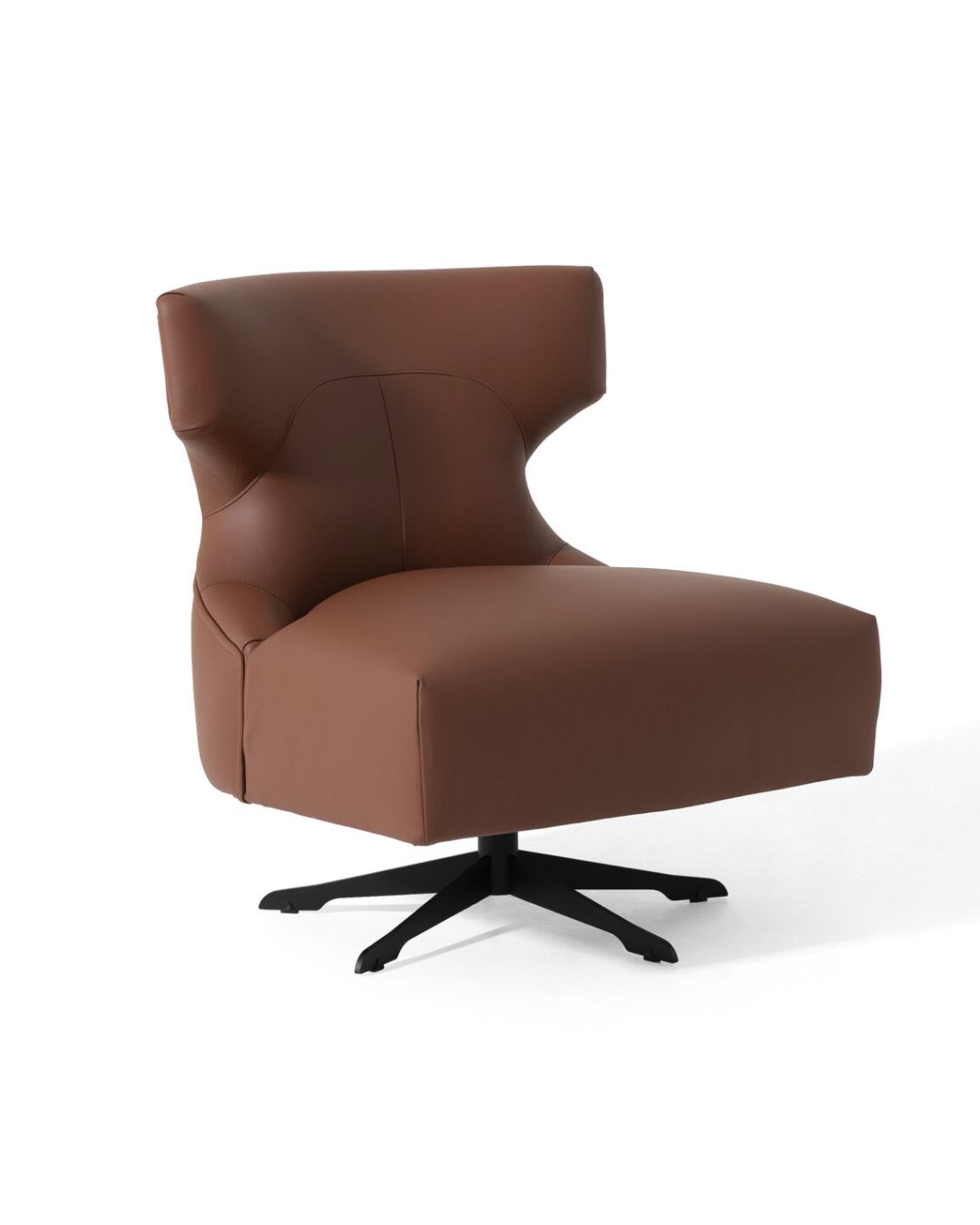 Minimalistinio dizaino rudas odinis fotelis su juodomis metalinėmis kojelėmis