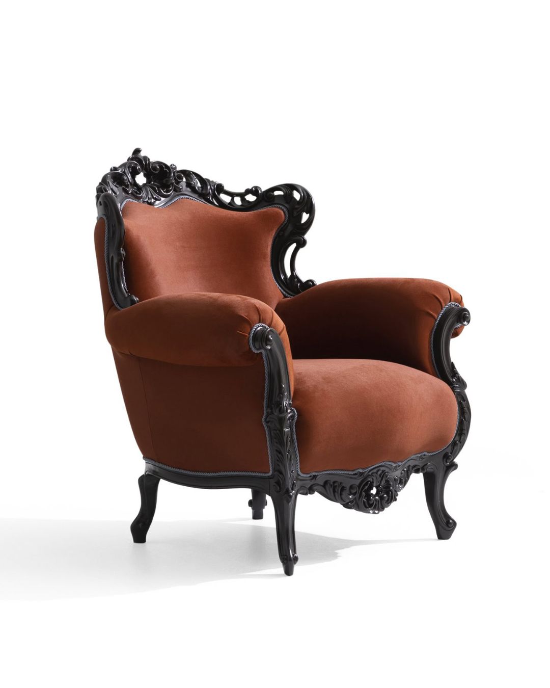 Išraiškingų formų klasikinio dizaino masyvus fotelis su paraitymais