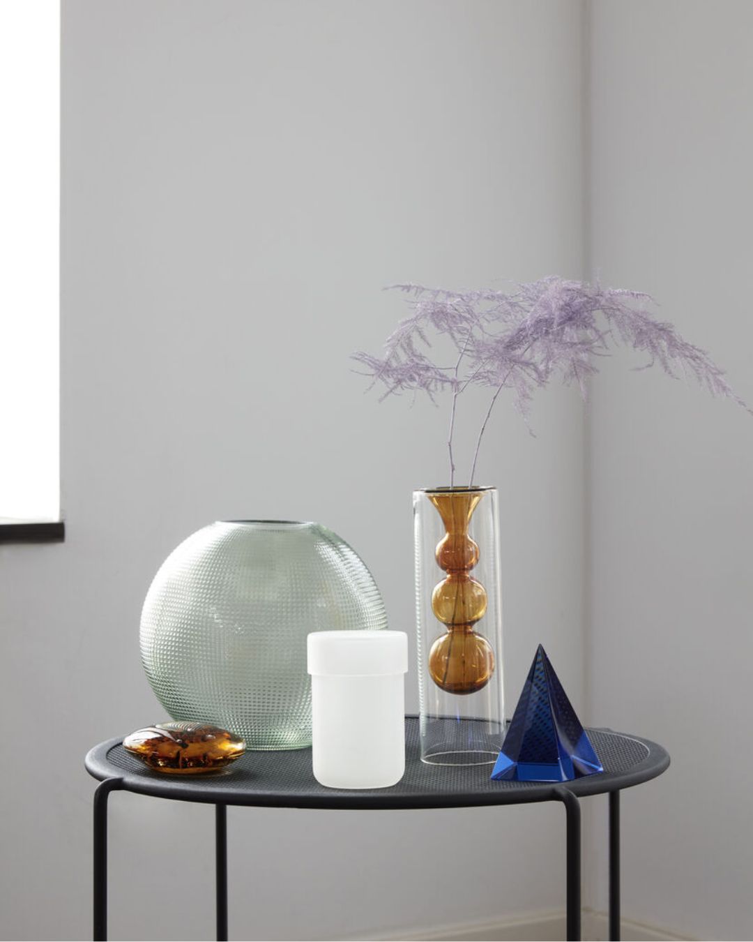 Mėlynos spalvos, piramidės formos stiklinis popieriaus laikiklis