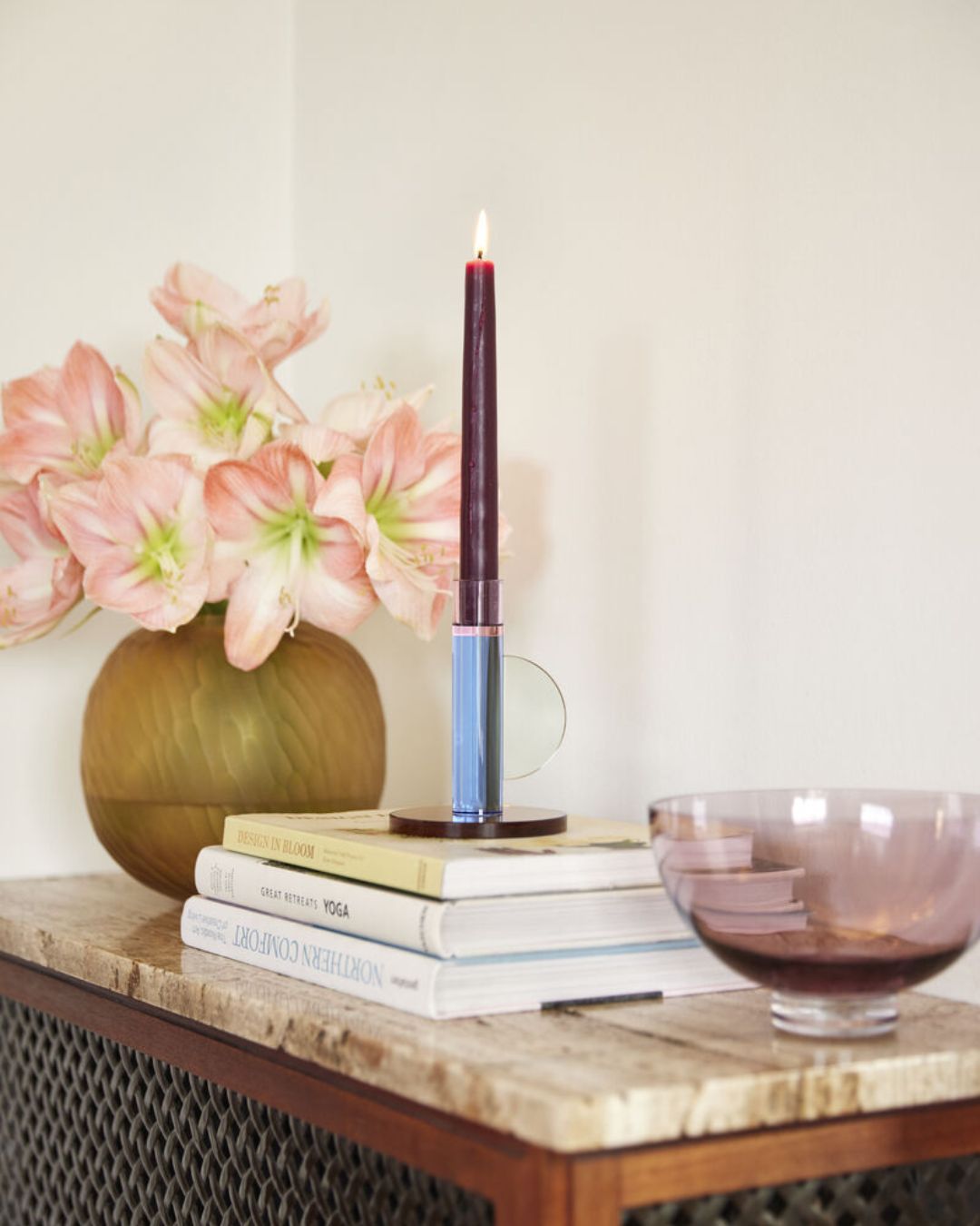 Pastelinių spalvų stiklinė žvakidė