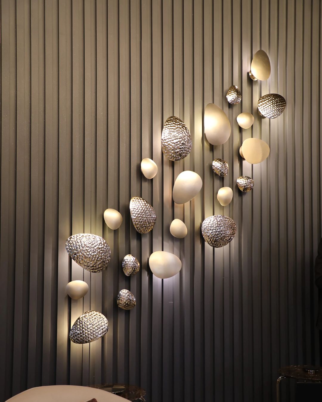 Prabangi žalvario spalvos sieninių šviestuvų kompozicija