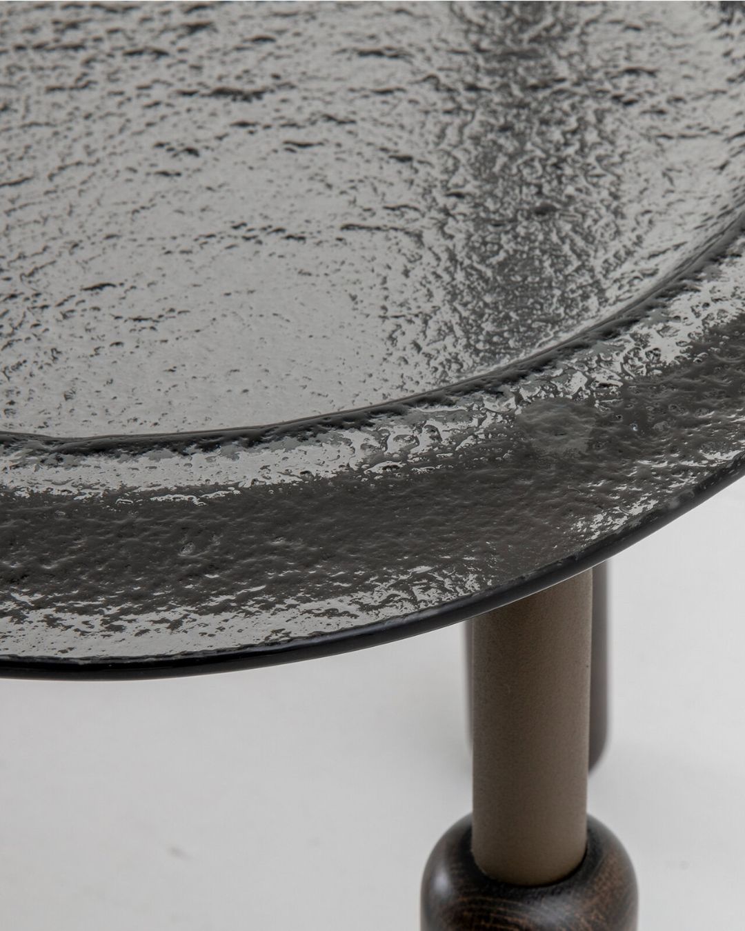 Ludo kavos staliukai - nuotrauka iš arti