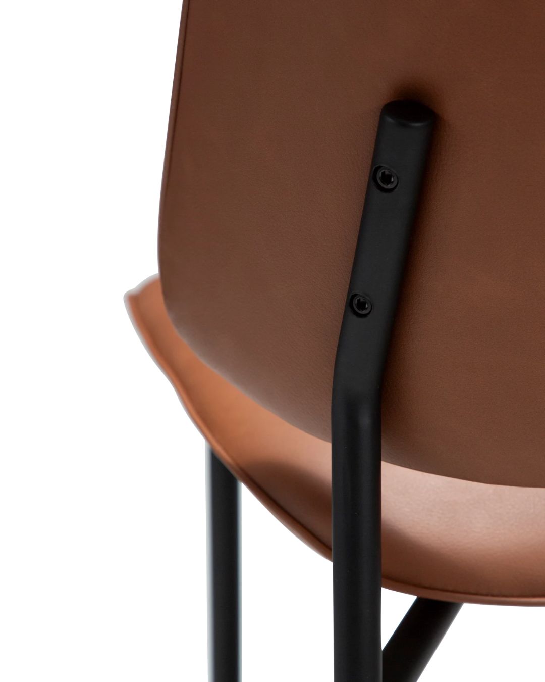 Dirbtinės odos ruda OHMY kėdė – subtiliai užapvalta sėdimoji dalis ir atlošas, grakščios kojelės