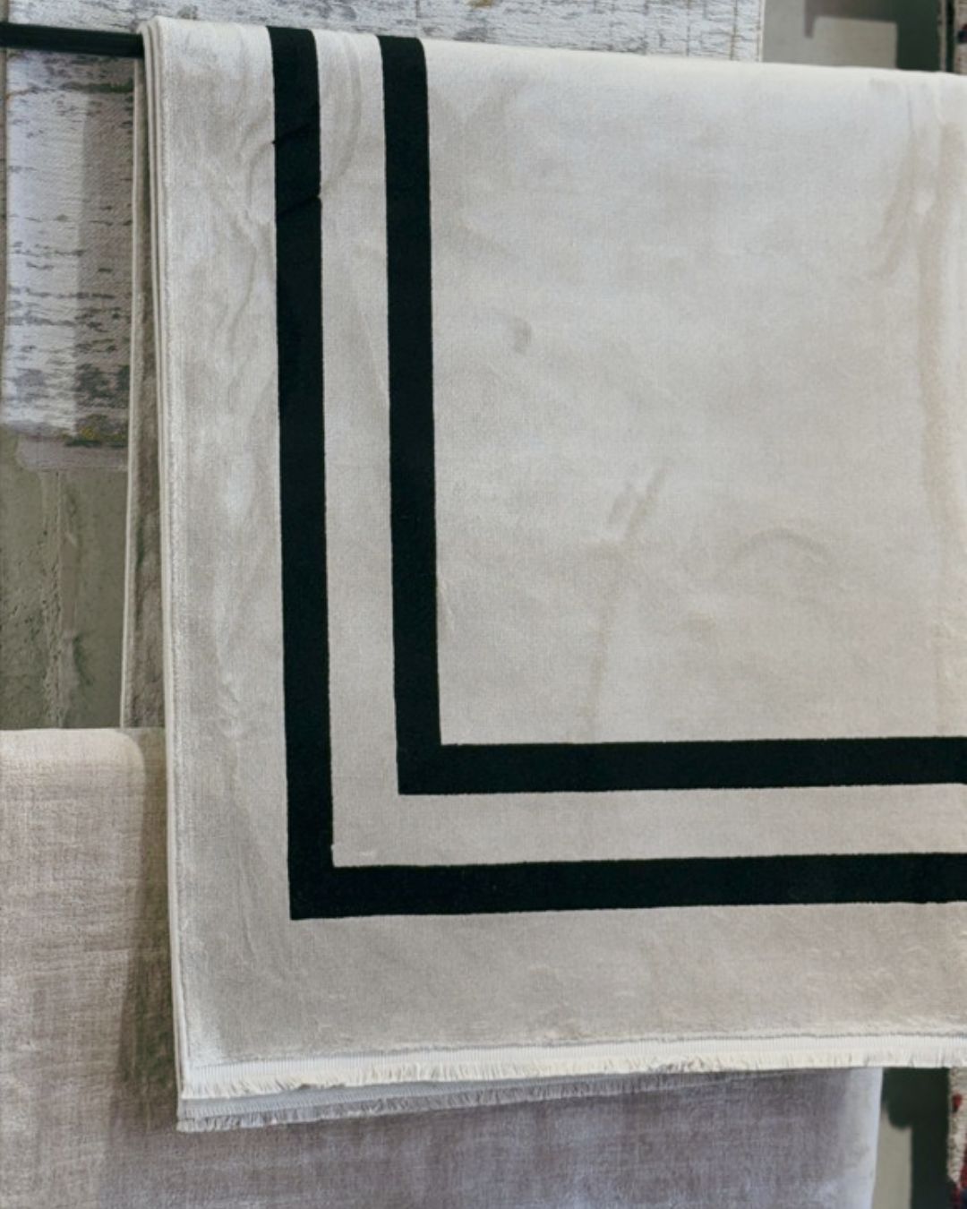 Klasikinis kreminės spalvos kilimas su juodais apvadais