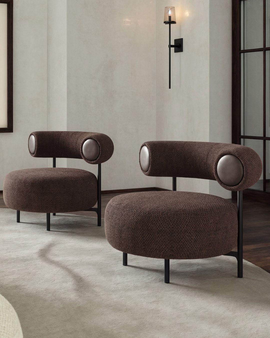 Minimalistinio dizaino Bon Bon fotelis, juodomis metalinėmis kojelėmis