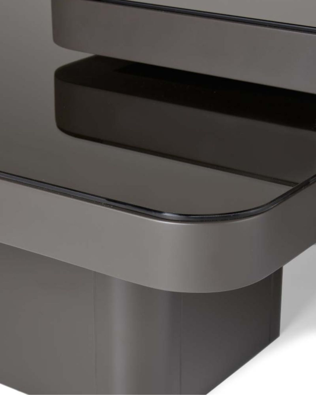 Pilkos spalvos kvadratiniai JAPAN kavos staliukai - nuotrauka iš arti