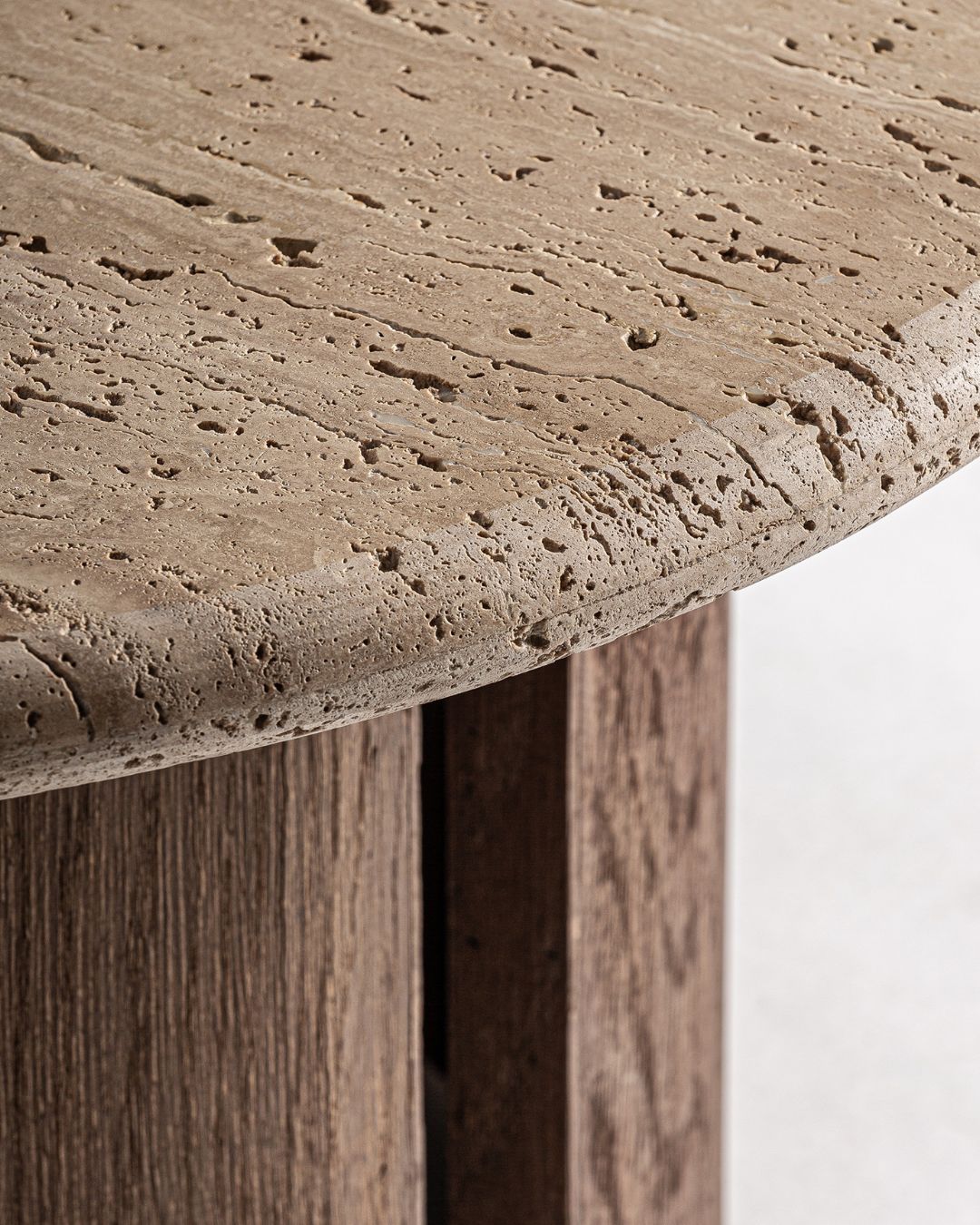 Japandi stiliaus apvalus kavos staliukas su travertino akmens stalviršiu