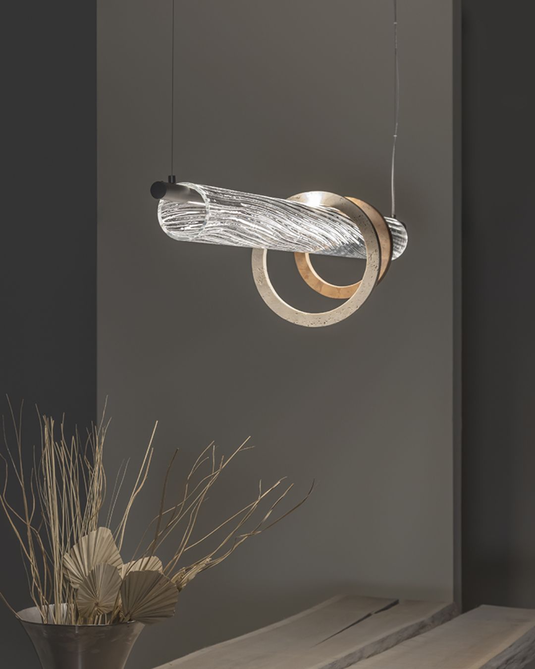 Pailgas LED šviestuvas su Murano stiklo gaubtu ir užkabintais mermuriniais žiedais