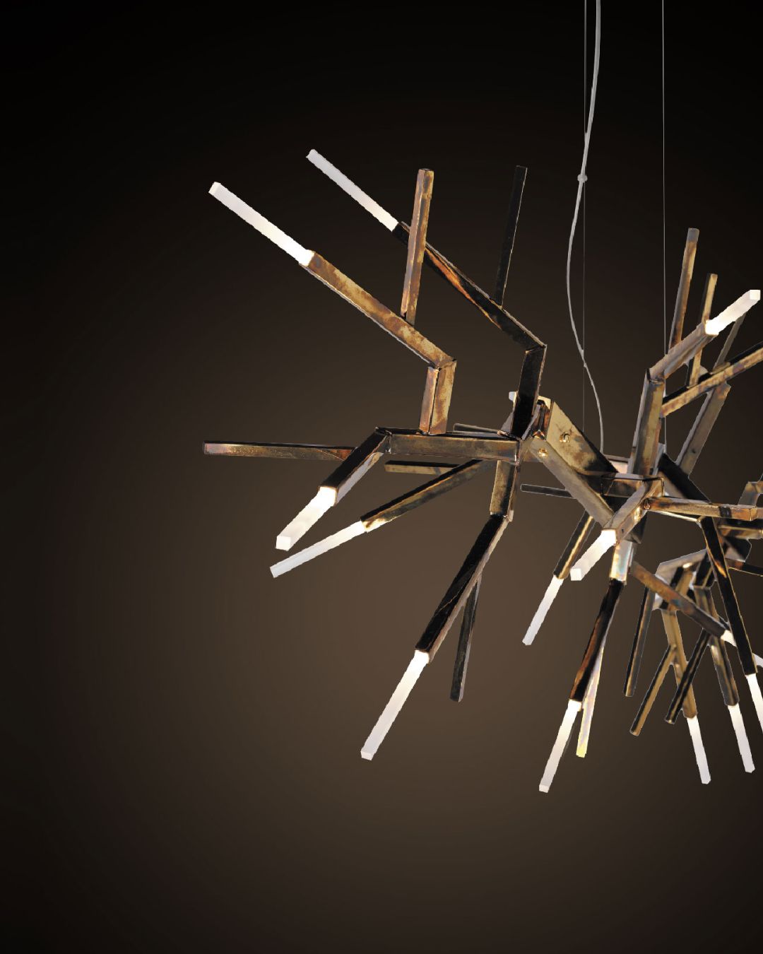 Sendinto aukso pakabainamas šviestuvas su daug šakelių, kaip koralas