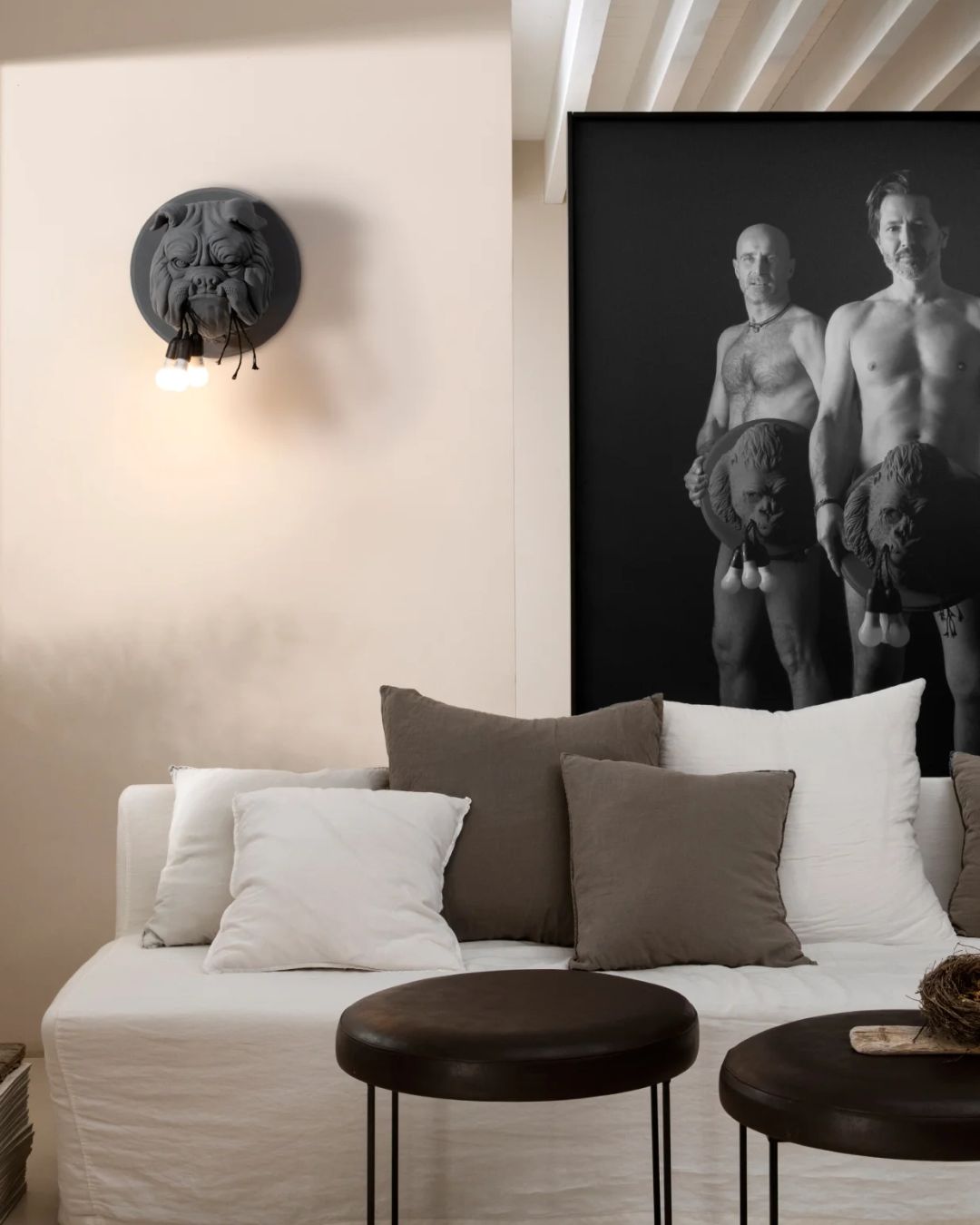 sieninis šviestuvas - masyvus buldogo veidas, laikantis lemputes