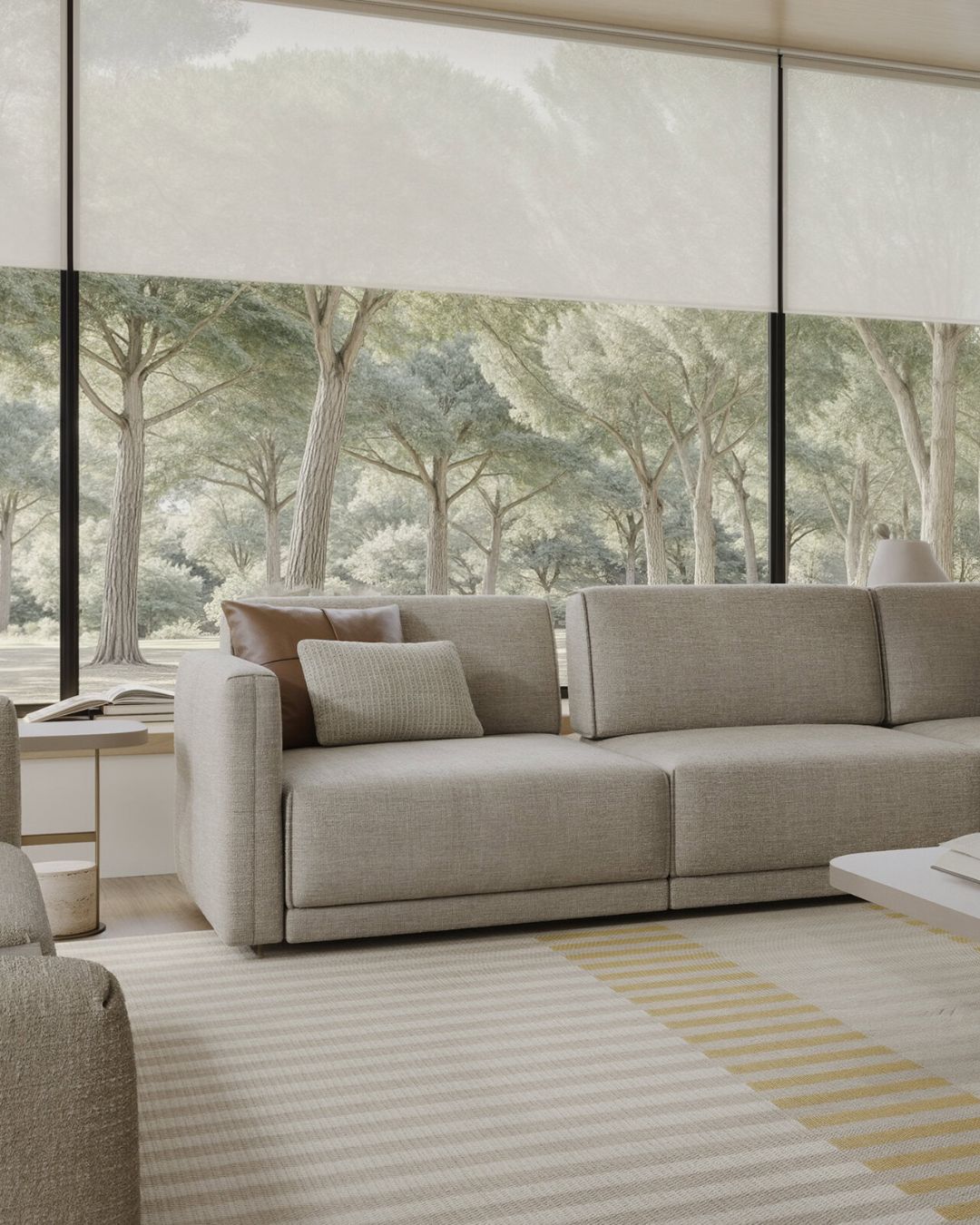 Trivietė sofa su reguliuojamais nugaros atlošais ir šviesiu audiniu