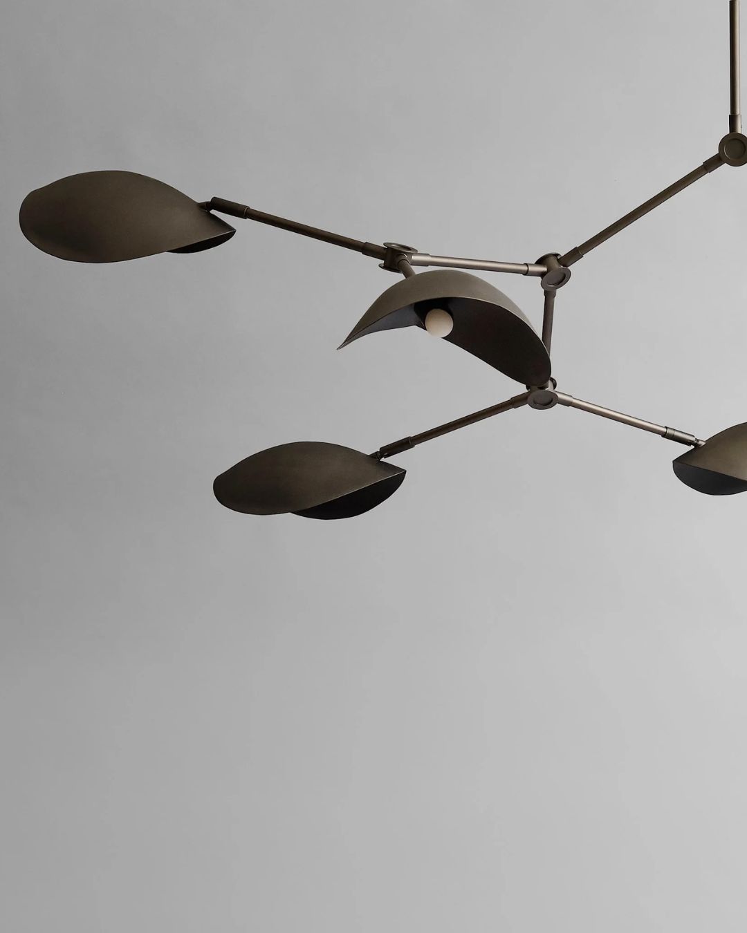 Modernaus dizaino pakabinamas šviestuvas