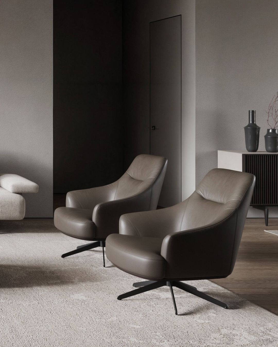 Modernaus dizaino rudas fotelis su sukama baze