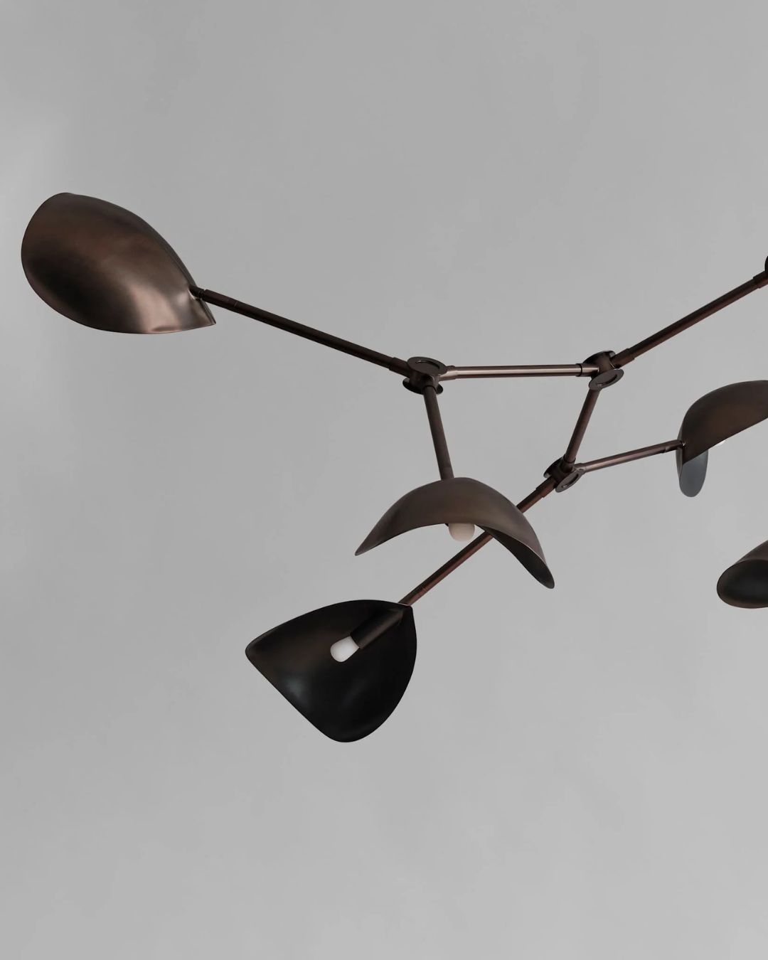 Modernaus dizaino pakabinamas šviestuvas