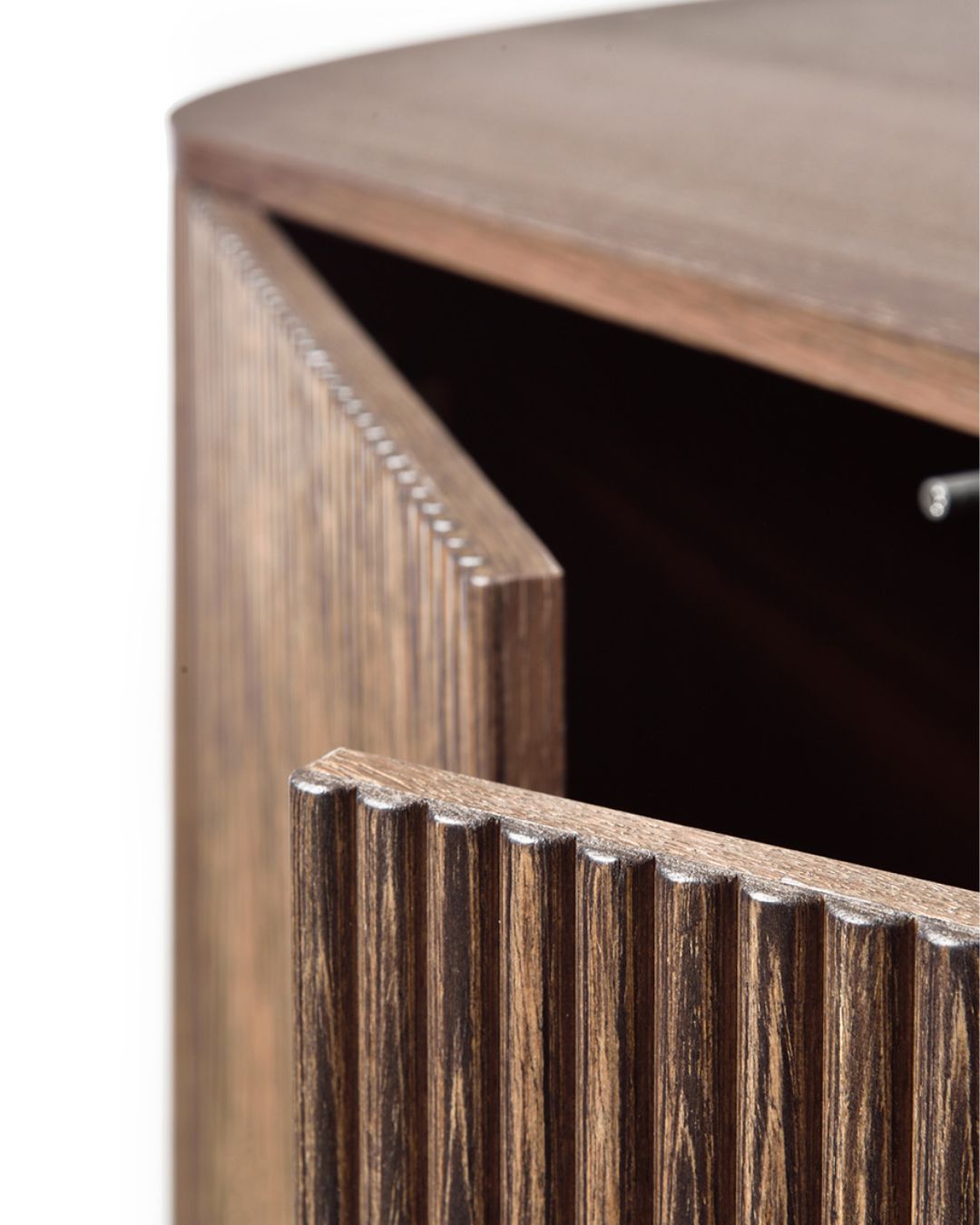 Minimalistinio dizaino medinė frezuota indauja su aukštomis juodomis metalinėmis kojelėmis