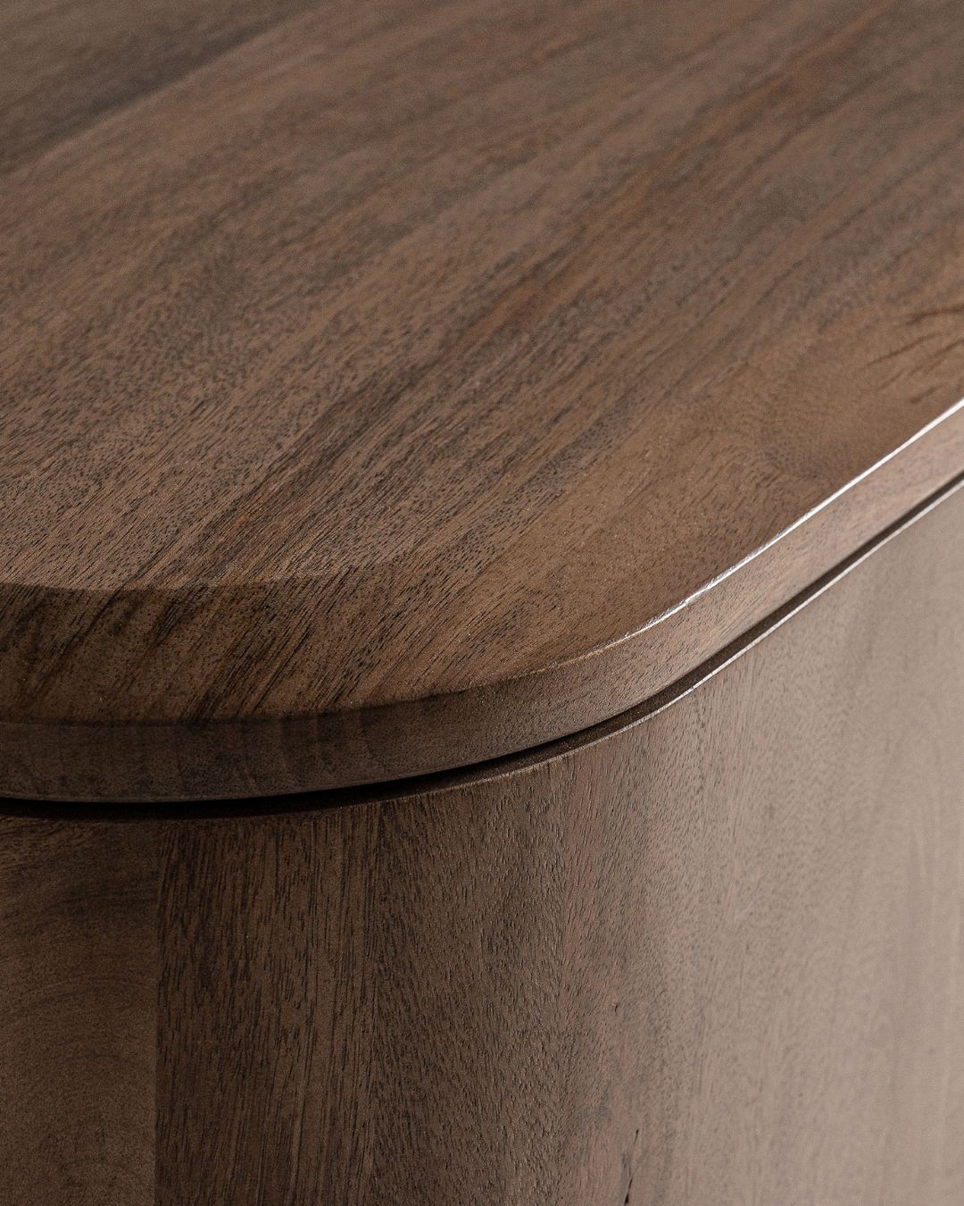 Komoda BOCKSBERG iš mango medienos su apvaliomis kojelėmis