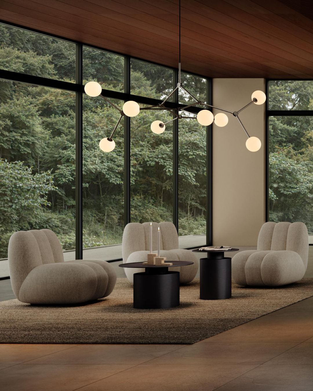 Pakabinamas šviestuvas su baltais opaliniais gaubtais