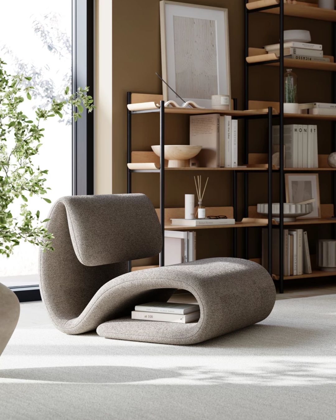 Žaismingos formos išlankstytas fotelis, švelniai pilkos spalvoa