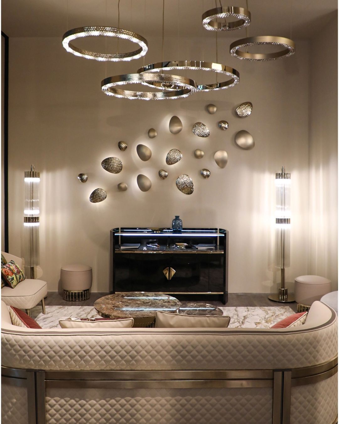 Prabangi žalvario spalvos sieninių šviestuvų kompozicija