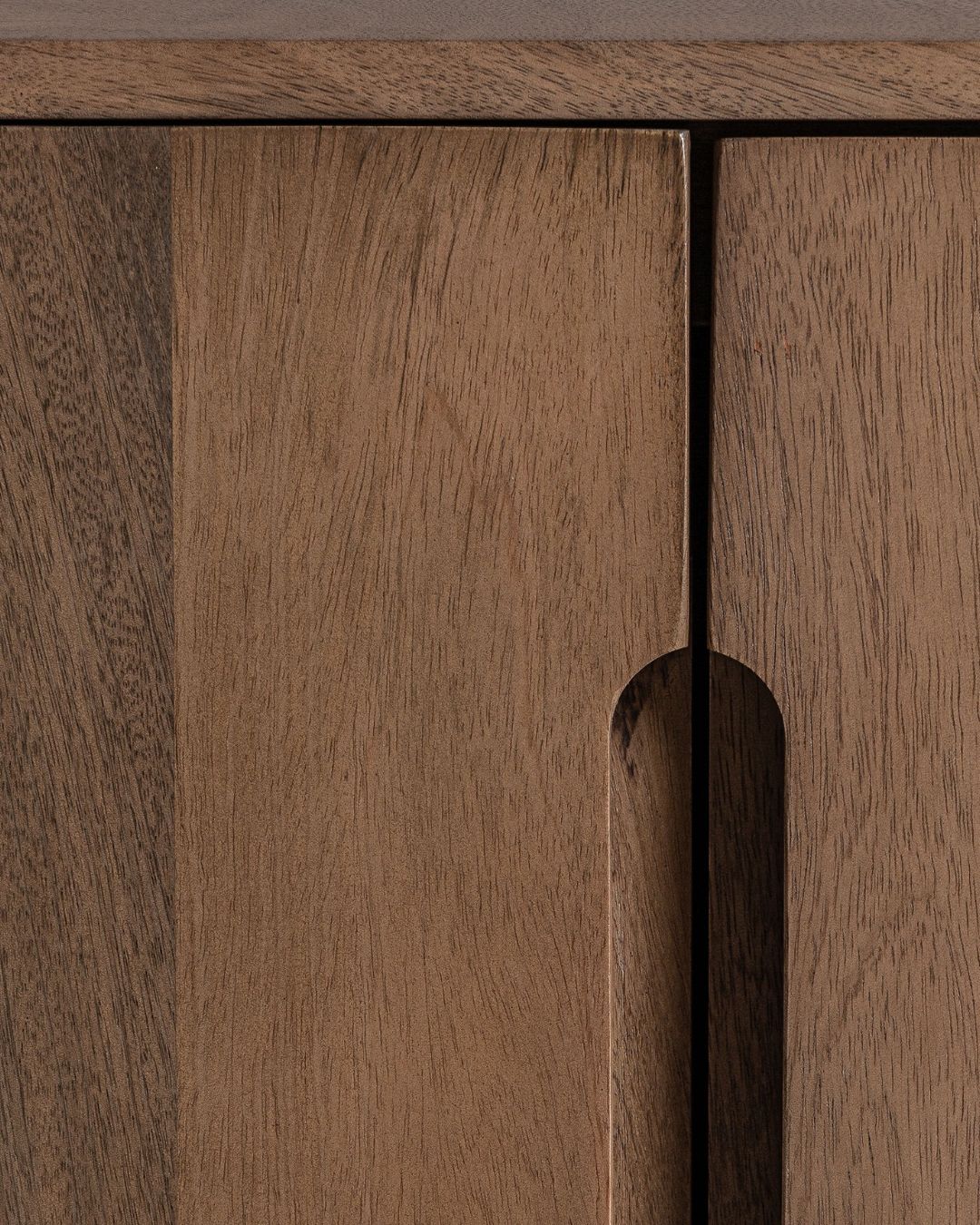 Komoda BOCKSBERG iš mango medienos su apvaliomis kojelėmis