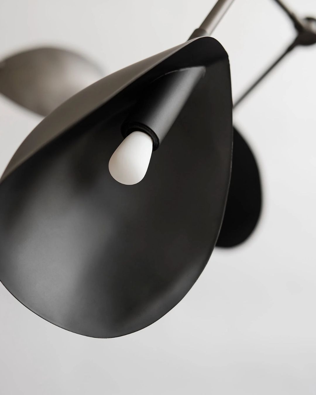 Modernaus dizaino pakabinamas šviestuvas