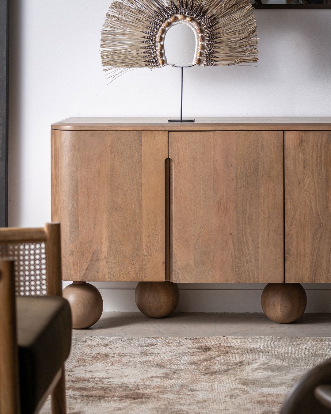 Komoda BOCKSBERG iš mango medienos su apvaliomis kojelėmis