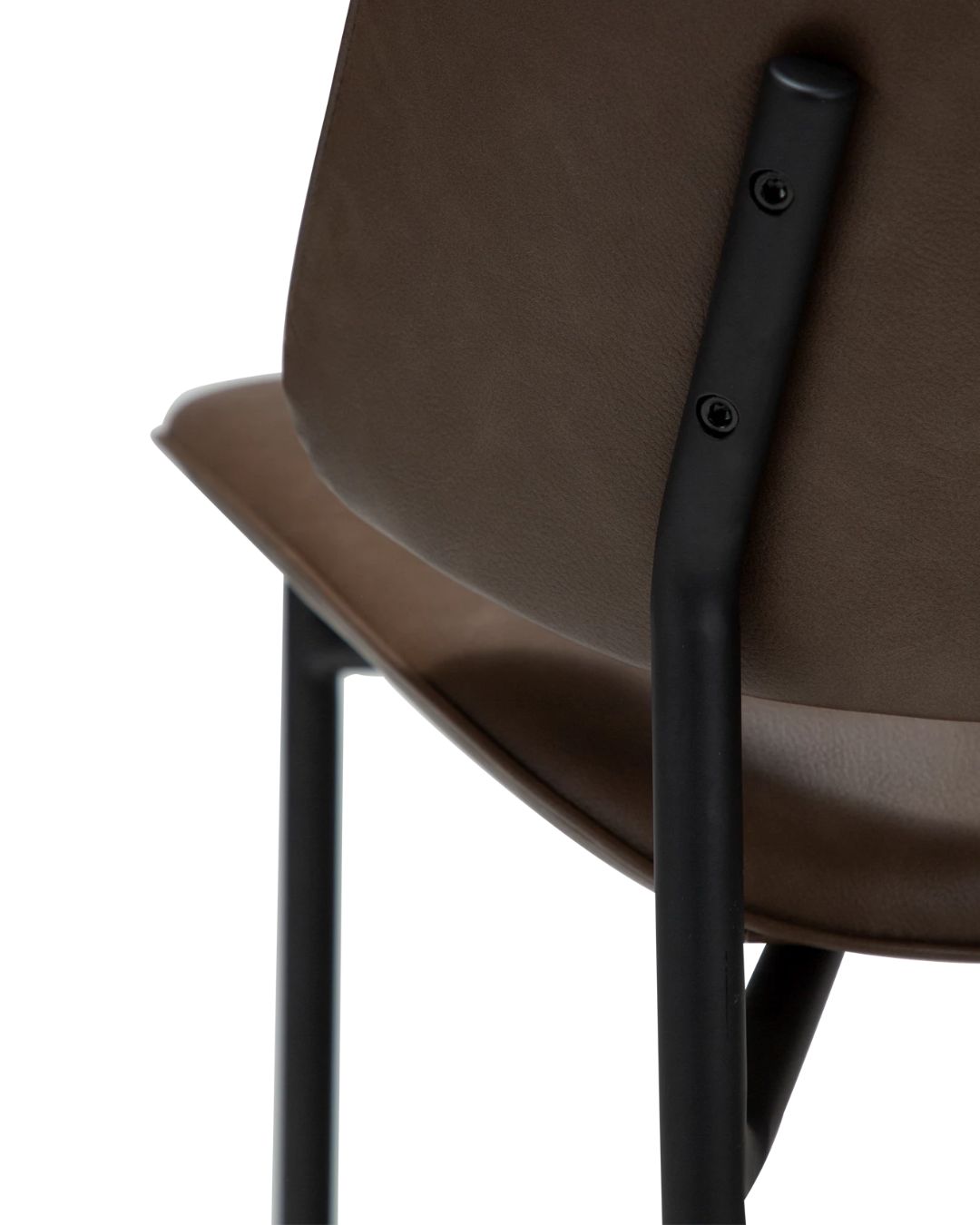 Dirbtinės odos ruda OHMY kėdė – subtiliai užapvalta sėdimoji dalis ir atlošas, grakščios kojelės