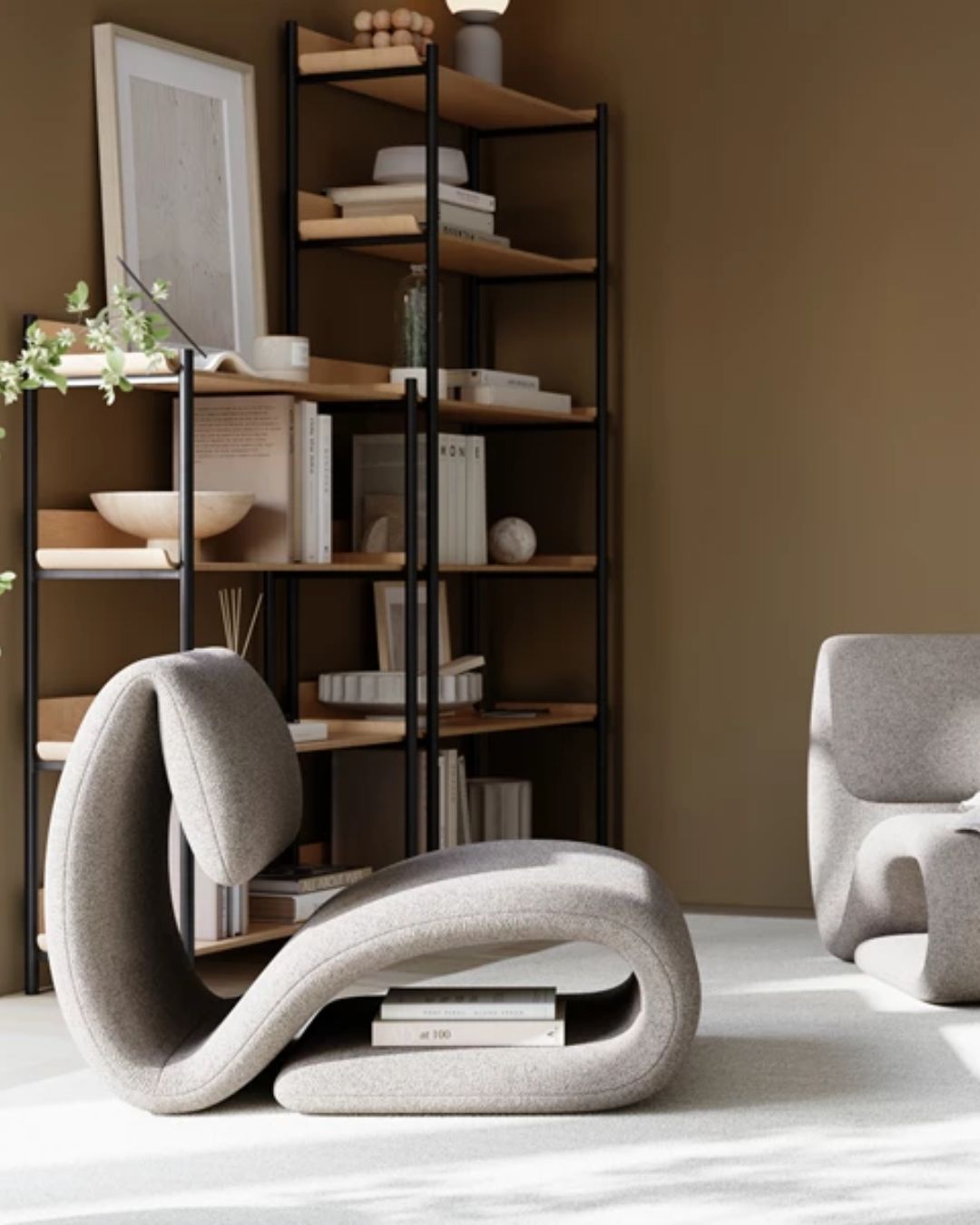 Žaismingos formos išlankstytas fotelis, švelniai pilkos spalvoa