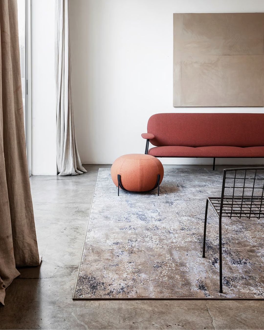 Margas stačiakampio formos kilimas - nuotrauka interjere