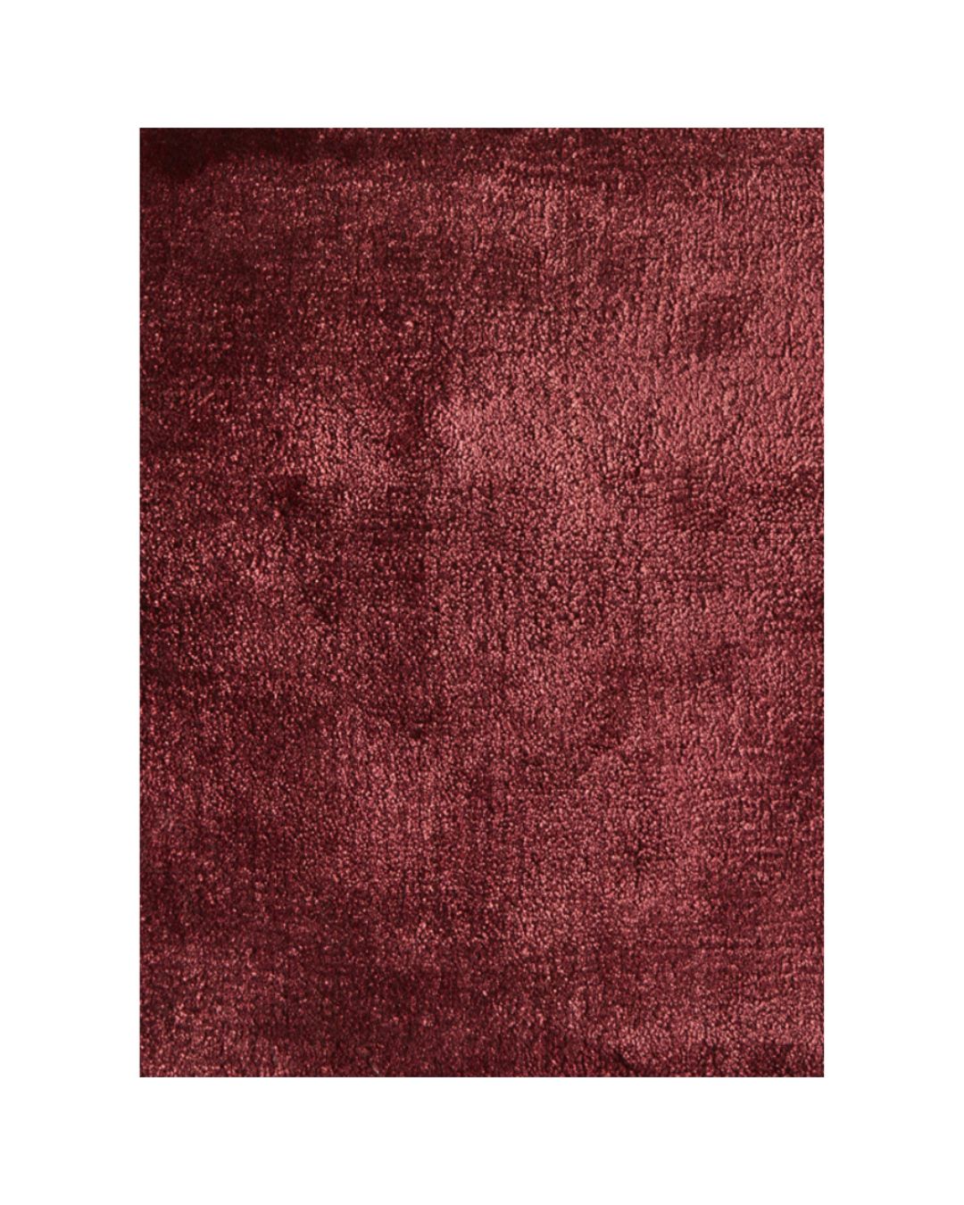 Stačiakampio formos tamsiai raudonas pukuotas kilimas
