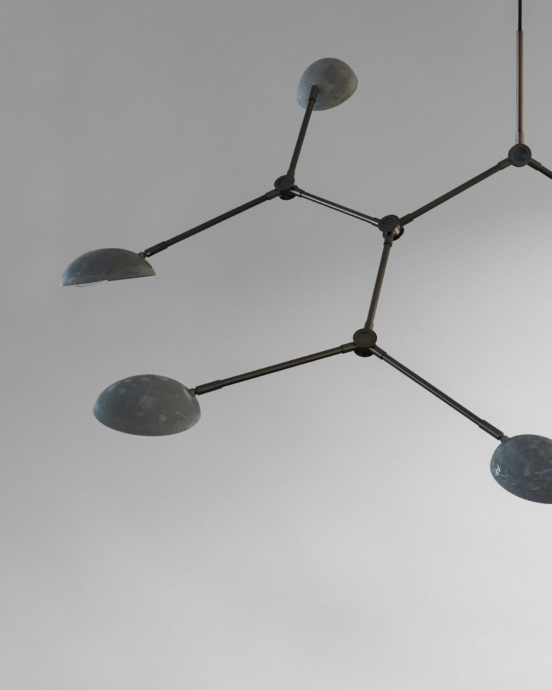 Pilkos spalvos pakabinamas šviestuvas Drop Chandelier