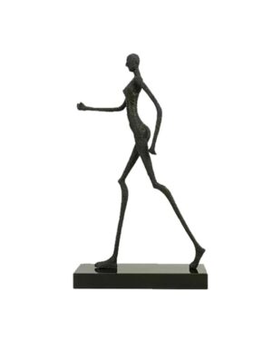 Metalinė žmogaus skulptūra ant marmurinės bazės
