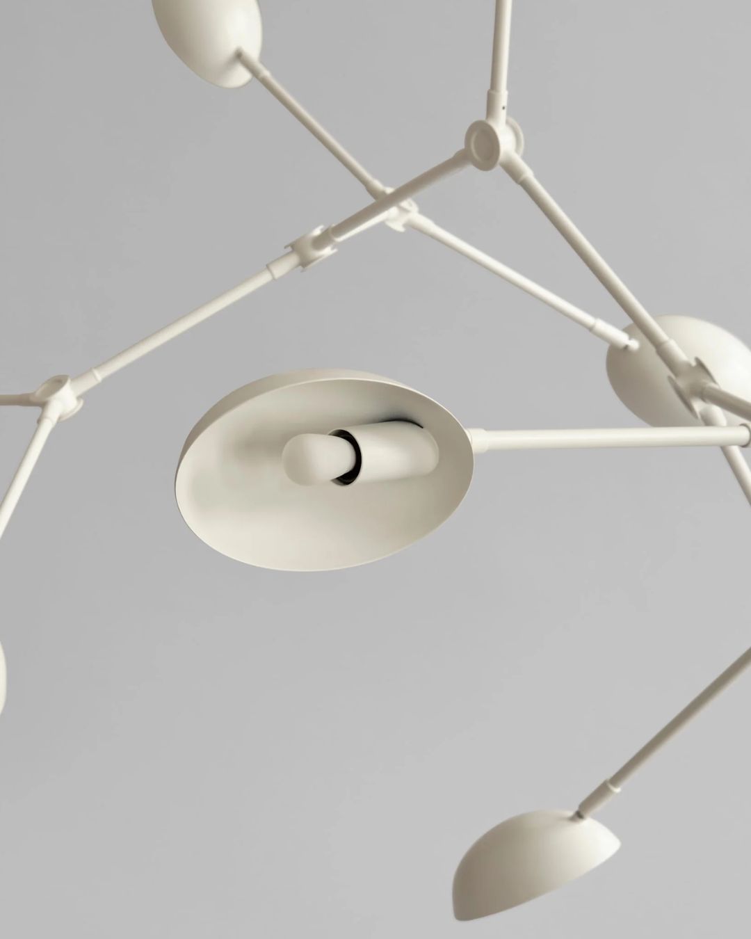 Baltos spalvos pakabinamas šviestuvas Drop Chandelier