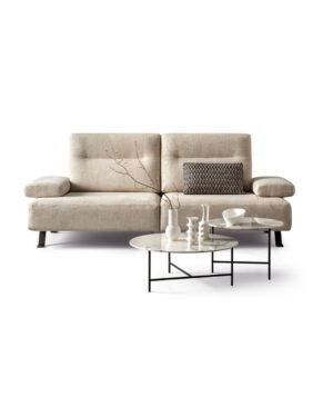 Modernaus dizaino dvivietė soda su reguliuojamais porankiais ir nugaros atramomis. Audinys - šviesus, kreminis. Kojelės - juodos metalinės.