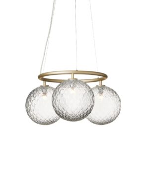 Trijų skaidrių, reljefiniu raštu stiklo gaubtų pakabinamas šviestuvas su poliruoto žalvario žiedu, minimalistinio ir elegantiško dizaino.