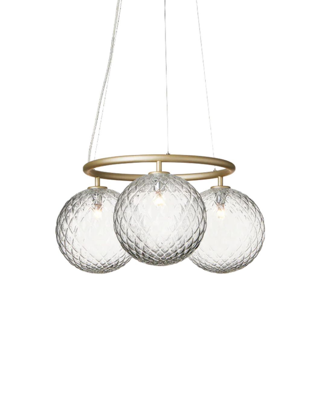 Trijų skaidrių, reljefiniu raštu stiklo gaubtų pakabinamas šviestuvas su poliruoto žalvario žiedu, minimalistinio ir elegantiško dizaino.