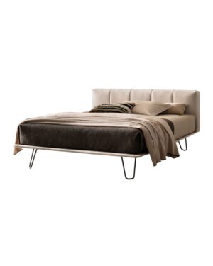 Moderni miegamojo lova ant aukštų metalinių kojelių ir žemu galvūgaliu. Spalva - rusva.