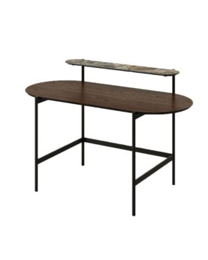 Modernaus dizaino darbo stalas su mediniu stalviršiu ir papildoma lentynėle ir aukštomis metalinėmis kojelėmis