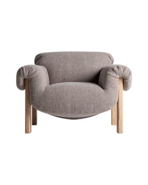 Japandi stiliaus fotelis su rudu audiniu ir medinėmis kojelėmis