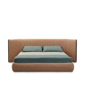 Didelė rausvos spalvos miegamojo lova METIS su aukštu galvūgaliu iš Saba Italia