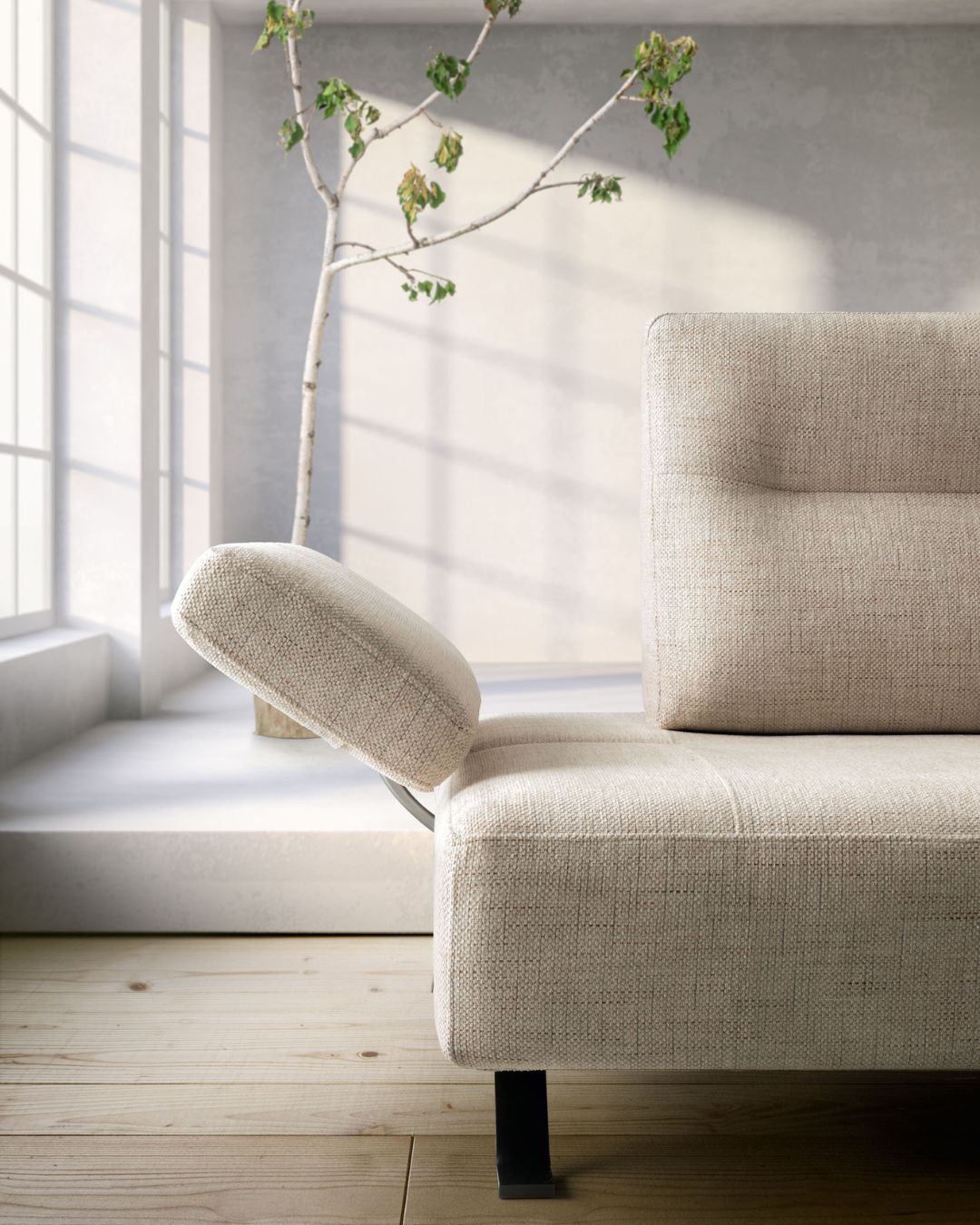 Modernaus dizaino dvivietė soda su reguliuojamais porankiais ir nugaros atramomis. Audinys - šviesus, kreminis. Kojelės - juodos metalinės.