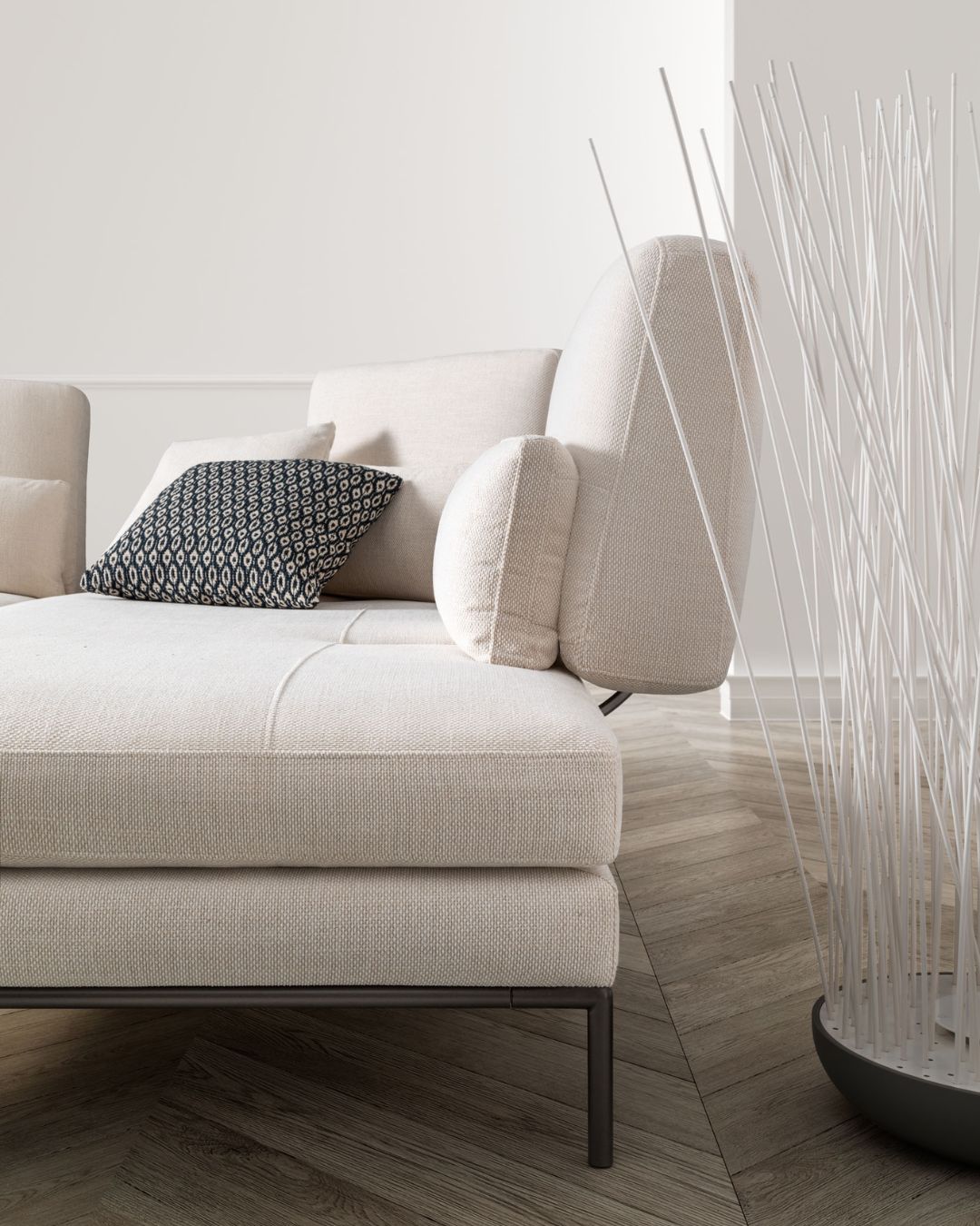 Modernaus dizaino kampinė sofa su reguliuojamais porankiais ir nugaros atramomis. Audinys - šviesus, kreminis. Kojelės - juodos metalinės.