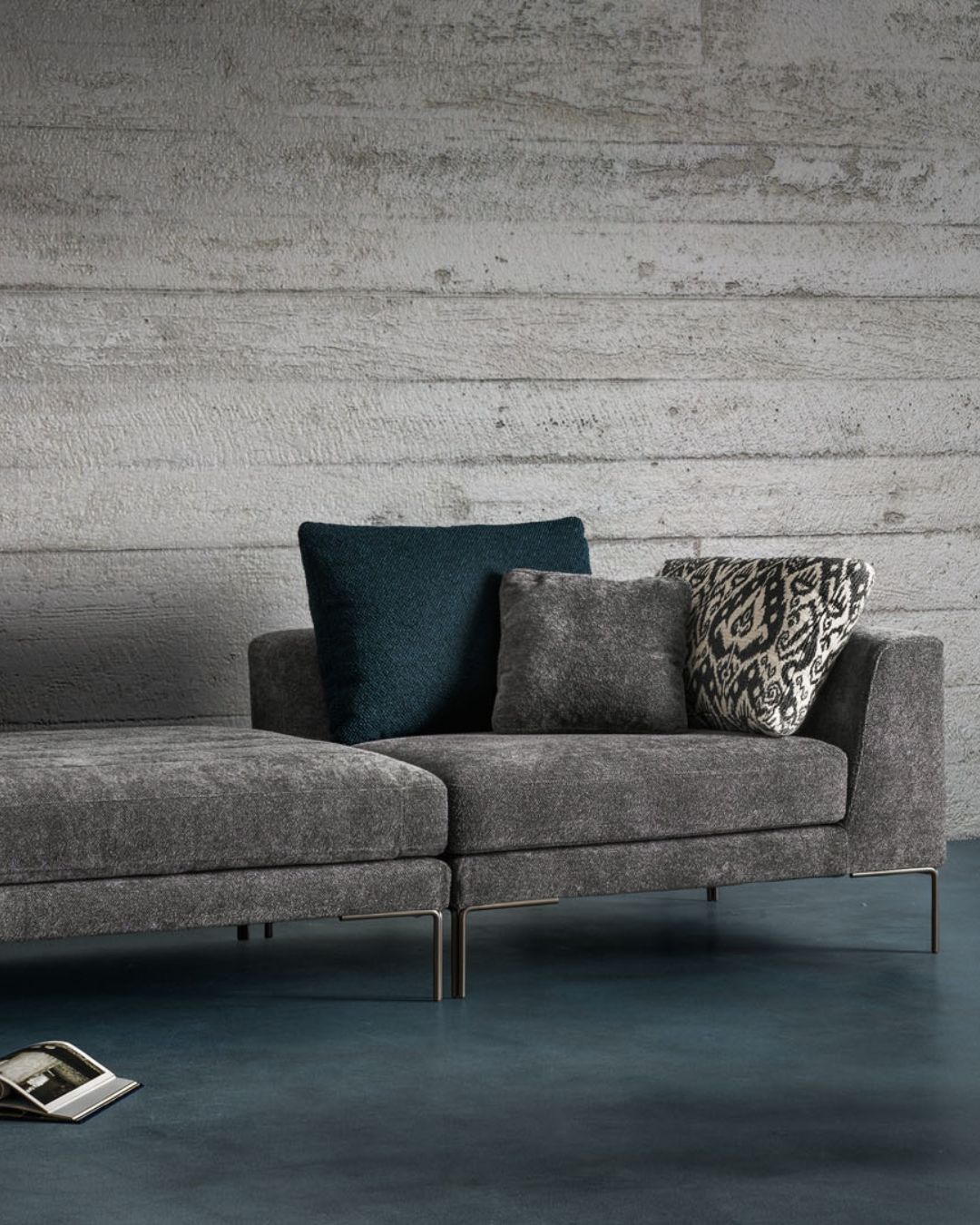 Tamsiai pilkos spalvos moderni sofa su aukštomis metalinėmis kojelėmis juodos spalvos iš Samoa Divani